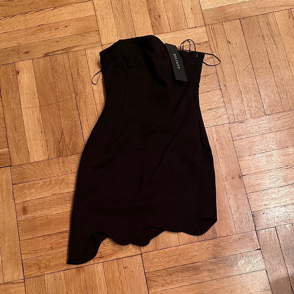 NWT Elliatt Strapless Scallop-hem Black dress